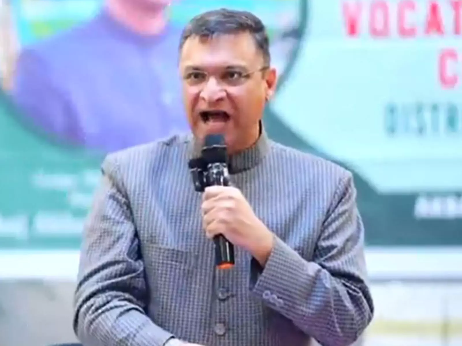 AIMIM नेता ने कांग्रेस और भाजपा पर घरों को “तोड़ने” का आरोप लगाया AIMIM नेता ने कांग्रेस और भाजपा पर घरों को “तोड़ने” का आरोप लगाया