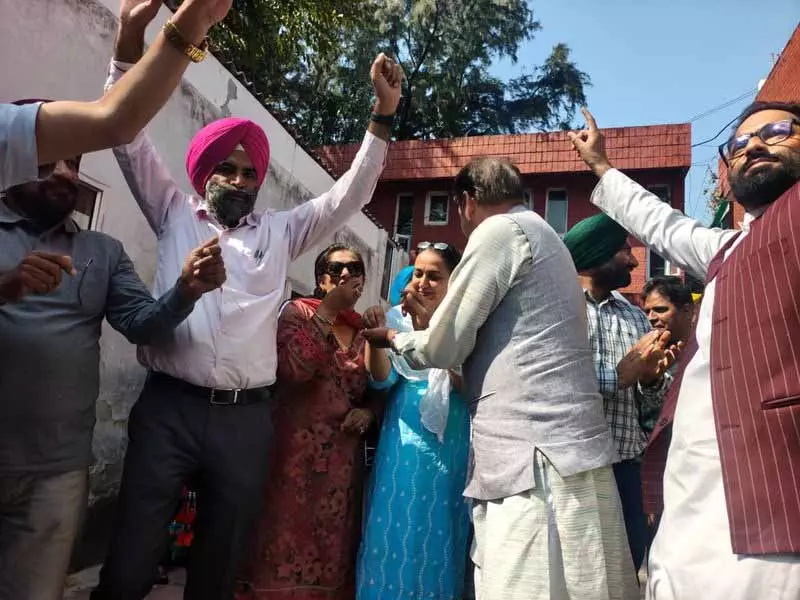 चंडीगढ़ AAP यूनिट ने एक्साइज पॉलिसी केस में केजरीवाल, सिसोदिया के बरी होने पर जश्न मनाया चंडीगढ़ AAP यूनिट ने एक्साइज पॉलिसी केस में केजरीवाल, सिसोदिया के बरी होने पर जश्न मनाया
