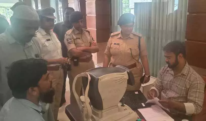 Cyberabad police ने भारी वाहन चालकों के लिए आंखों की जांच की Cyberabad police ने भारी वाहन चालकों के लिए आंखों की जांच की