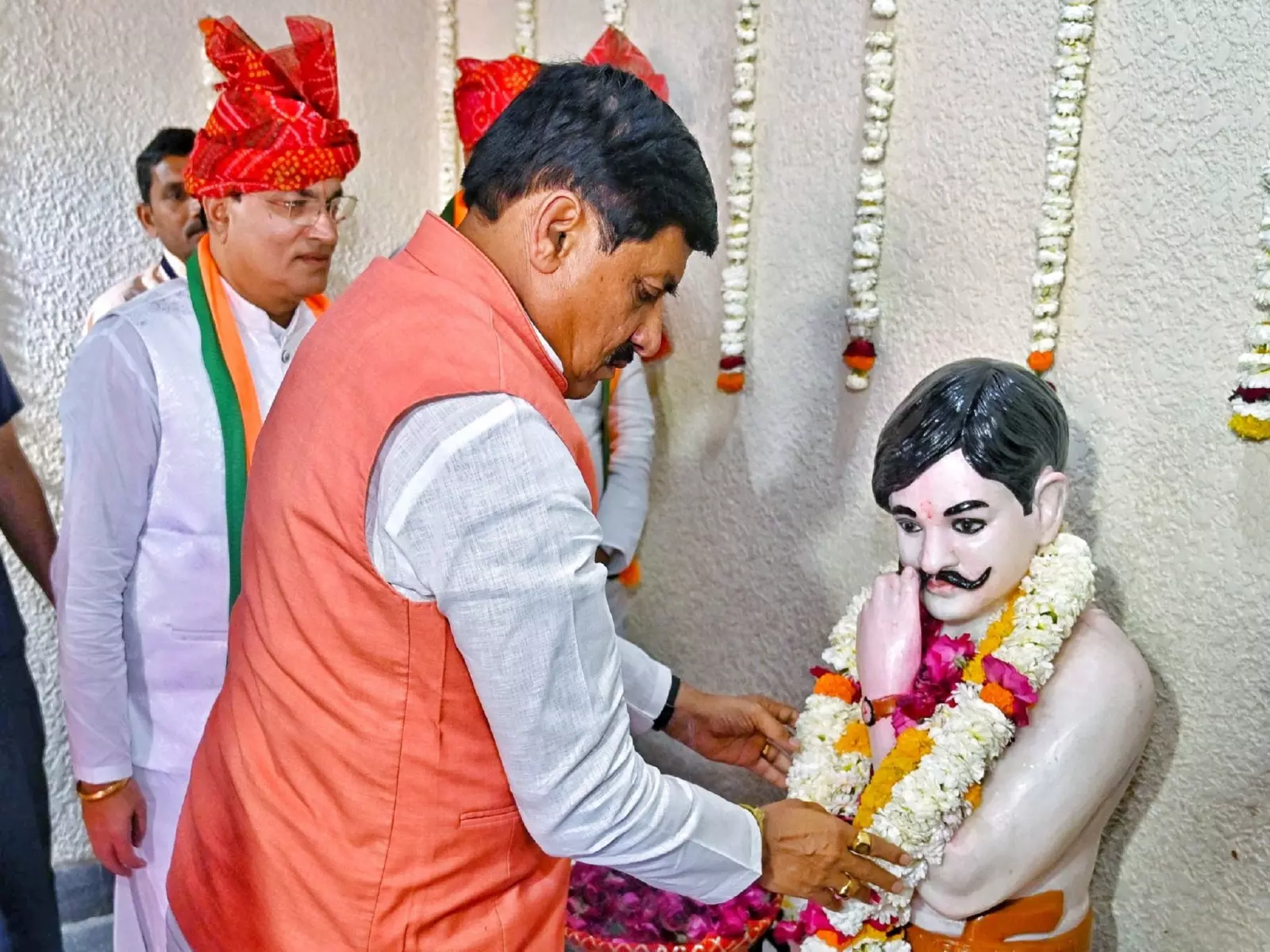 CM यादव ने चंद्र शेखर आजाद की 95वीं पुण्यतिथि पर उनके जन्मस्थान अलीराजपुर में उन्हें श्रद्धांजलि अर्पित की CM यादव ने चंद्र शेखर आजाद की 95वीं पुण्यतिथि पर उनके जन्मस्थान अलीराजपुर में उन्हें श्रद्धांजलि अर्पित की