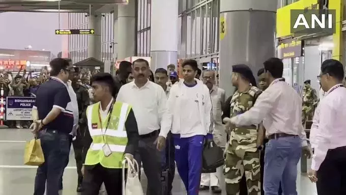 कोलकाता पहुंची Indian टीम, 1 मार्च को ईडन गार्डन्स में वेस्टइंडीज से भिड़ंत कोलकाता पहुंची Indian टीम, 1 मार्च को ईडन गार्डन्स में वेस्टइंडीज से भिड़ंत