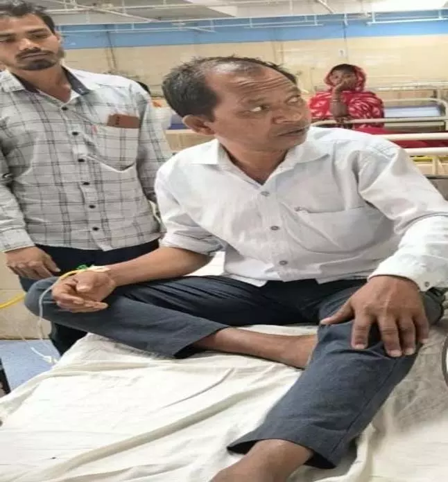 PM आवास में देरी पर बवाल: ग्राम रोजगार सहायक पर कुल्हाड़ी से किया हमला PM आवास में देरी पर बवाल: ग्राम रोजगार सहायक पर कुल्हाड़ी से किया हमला