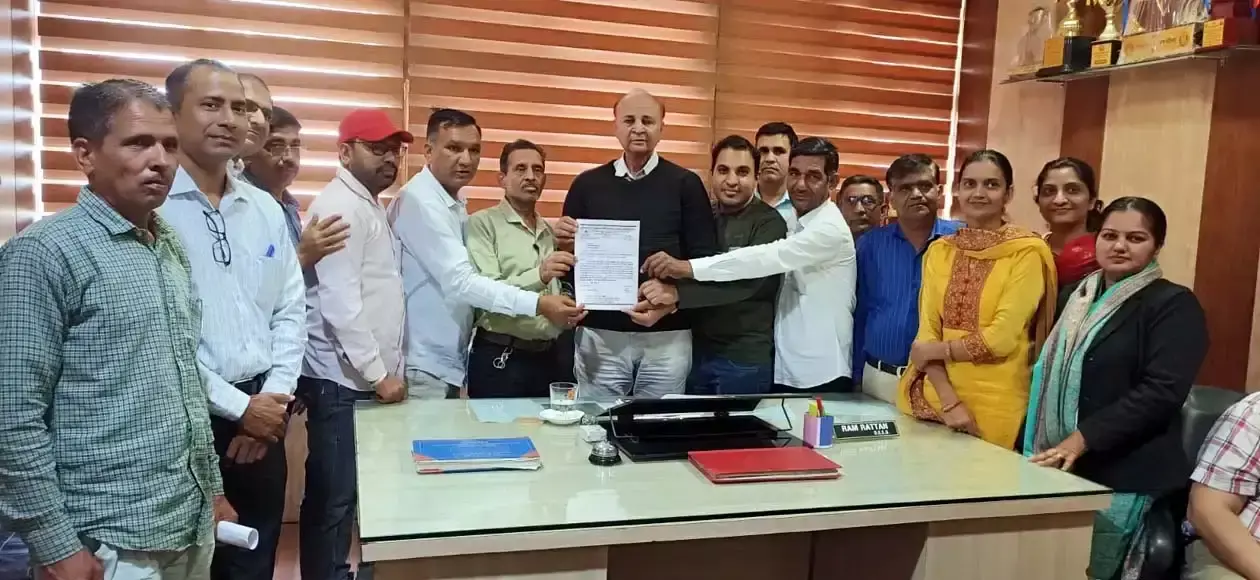 Hisar: तुगलकी फरमान बताकर सिहाग ने साधा सरकार पर निशाना Hisar: तुगलकी फरमान बताकर सिहाग ने साधा सरकार पर निशाना