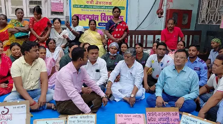 कर्मचारियों के धरने में अचानक MLA और अस्पताल प्रमुख पहुंचे कर्मचारियों के धरने में अचानक MLA और अस्पताल प्रमुख पहुंचे