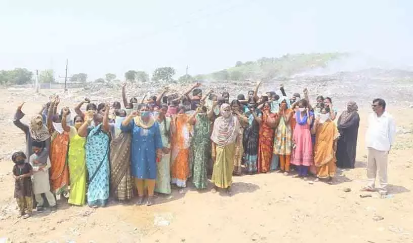 Mancherial में कचरा जलाने से घरों में धुआँ, लोग परेशान Mancherial में कचरा जलाने से घरों में धुआँ, लोग परेशान