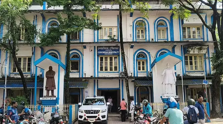 Cooch Behar नगर निगम के कर्मचारियों को ड्रेस कोड मिला, फुटपाथ की दुकानों को नंबर दिए गए Cooch Behar नगर निगम के कर्मचारियों को ड्रेस कोड मिला, फुटपाथ की दुकानों को नंबर दिए गए