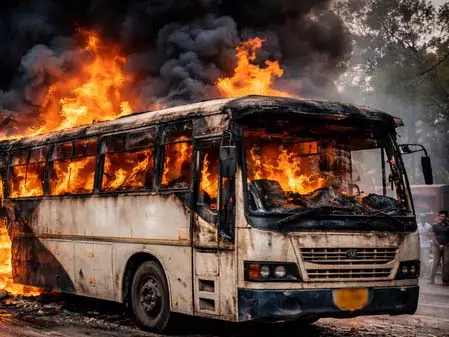 चलती बस में लगी आग, बाल-बाल बचे 60 यात्री चलती बस में लगी आग, बाल-बाल बचे 60 यात्री