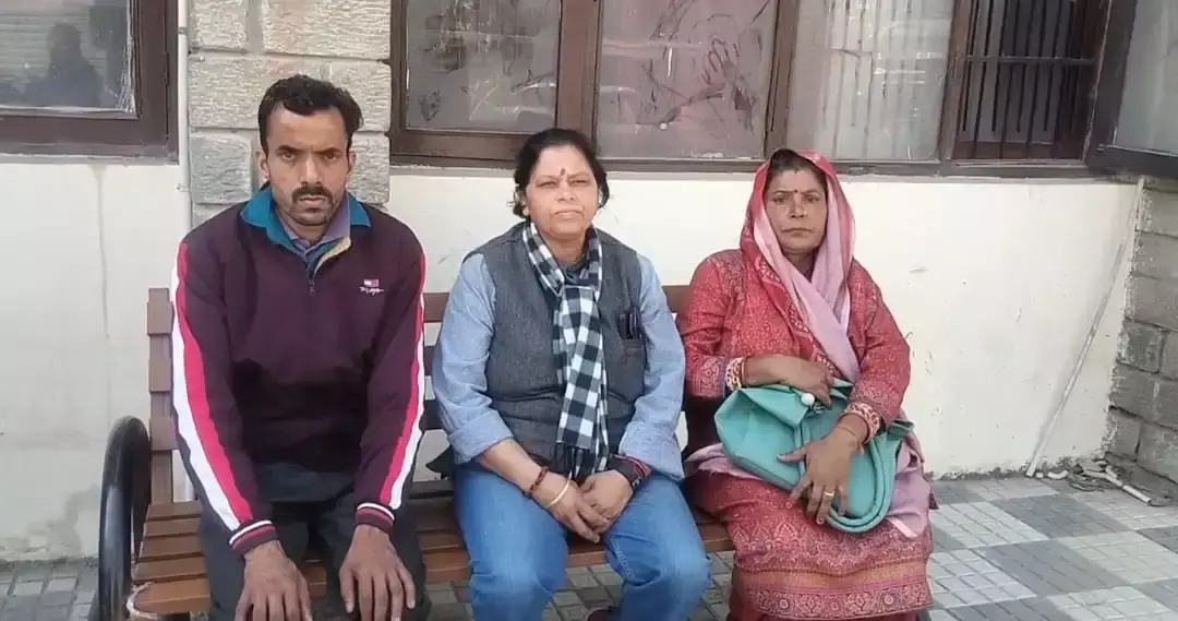 Hamirpur: ठगी के शिकार परिवार ने लगाई न्याय की गुहार Hamirpur: ठगी के शिकार परिवार ने लगाई न्याय की गुहार
