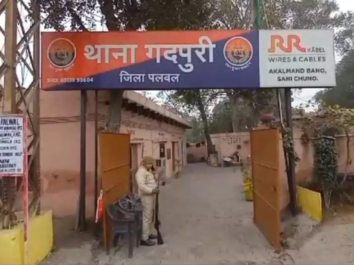 Palwal: पुलिस चौकी पर हमला, एसएचओ की गाड़ी पर पथराव Palwal: पुलिस चौकी पर हमला, एसएचओ की गाड़ी पर पथराव