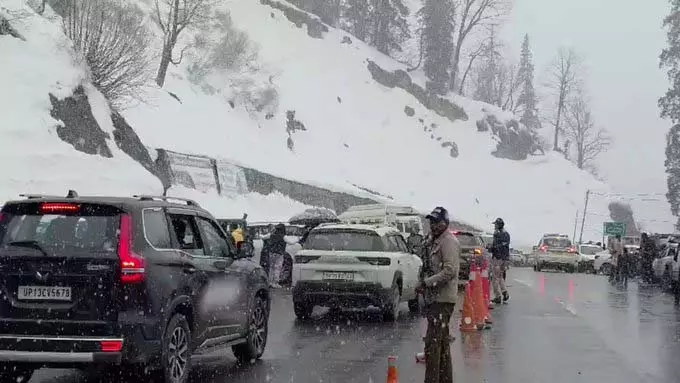 बर्फबारी: अटल टनल पर ताजा हिमपात, यातायात प्रभावित बर्फबारी: अटल टनल पर ताजा हिमपात, यातायात प्रभावित