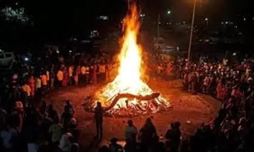 Holika Dahan Parikrama: कितनी बार करें होलिका की परिक्रमा, जानें धार्मिक आधार और पूरी विधि Holika Dahan Parikrama: कितनी बार करें होलिका की परिक्रमा, जानें धार्मिक आधार और पूरी विधि
