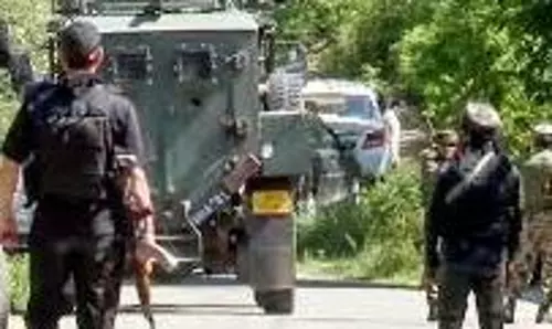 Jammu Kashmir: सैनिक कॉलोनी पर पकड़ा गया संदिग्ध, हाई अलर्ट पर सुरक्षा एजेंसियां Jammu Kashmir: सैनिक कॉलोनी पर पकड़ा गया संदिग्ध, हाई अलर्ट पर सुरक्षा एजेंसियां