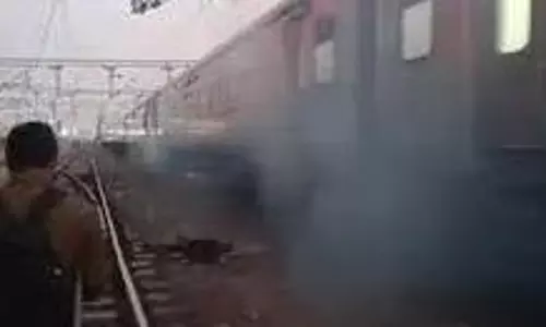 Ghaziabad: लिच्छवी एक्सप्रेस के पहिये में लगी आग, यात्रियों में अफरा-तफरी Ghaziabad: लिच्छवी एक्सप्रेस के पहिये में लगी आग, यात्रियों में अफरा-तफरी