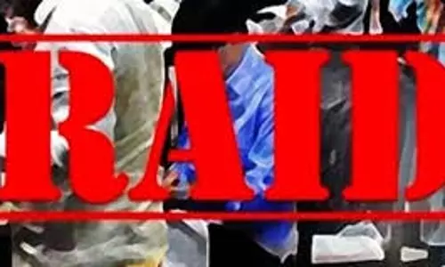 UP News: 3 दिन से जारी है आयकर विभाग की छापेमारी UP News: 3 दिन से जारी है आयकर विभाग की छापेमारी