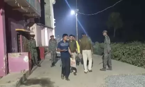 सिगरेट के धुएं से बवाल खड़ा हो गया, उग्र पत्थरबाजी के बाद इलाके में फ़ोर्स की तैनाती सिगरेट के धुएं से बवाल खड़ा हो गया, उग्र पत्थरबाजी के बाद इलाके में फ़ोर्स की तैनाती