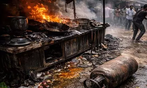 बिहार : पश्चिम चंपारण के बाजार में फटा एलपीजी सिलेंडर, 11 लोग घायल बिहार : पश्चिम चंपारण के बाजार में फटा एलपीजी सिलेंडर, 11 लोग घायल