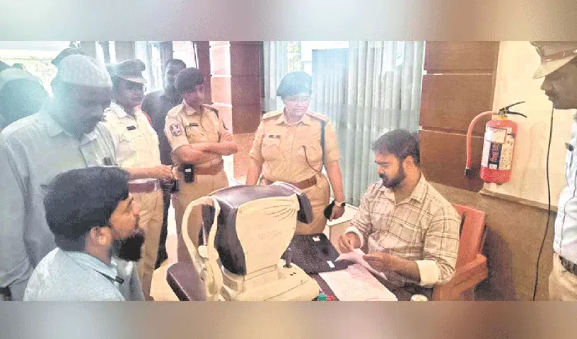 Hyderabad Traffic Police ने सड़क सुरक्षा कार्यक्रम आयोजित किए Hyderabad Traffic Police ने सड़क सुरक्षा कार्यक्रम आयोजित किए