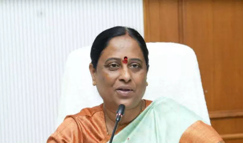 कोंडा सुरेखा ने बालकमपेट में मंदिर के चार कर्मचारियों को सस्पेंड किया