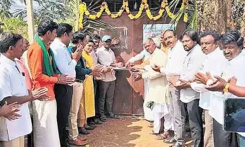 Gadag में दलितों की दाढ़ी बनाने और काटने से मना करने पर सरकार ने सैलून की दुकान खोल दी Gadag में दलितों की दाढ़ी बनाने और काटने से मना करने पर सरकार ने सैलून की दुकान खोल दी