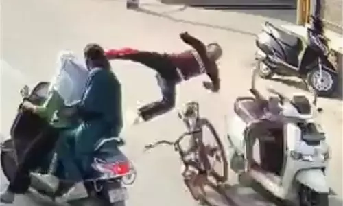 Ludhiana: ई-स्कूटी ने साइकिल सवार मासूम को मारी जोरदार टक्कर,परिवार में कोहराम Ludhiana: ई-स्कूटी ने साइकिल सवार मासूम को मारी जोरदार टक्कर,परिवार में कोहराम