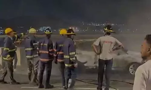 Mumbai : वडाला में कंटेनर से 40 टन लोहे की प्लेट कार पर गिरने से कैब ड्राइवर की मौत Mumbai : वडाला में कंटेनर से 40 टन लोहे की प्लेट कार पर गिरने से कैब ड्राइवर की मौत