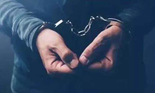 Mumbai : एयरपोर्ट मेट्रो के पास अंधेरी होटल में इंटरनेशनल सेक्स रैकेट का भंडाफोड़ Mumbai : एयरपोर्ट मेट्रो के पास अंधेरी होटल में इंटरनेशनल सेक्स रैकेट का भंडाफोड़