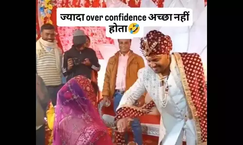 दुल्हन को गोद में उठाना पड़ा भारी, धड़ाम से गिरे दूल्हे राजा