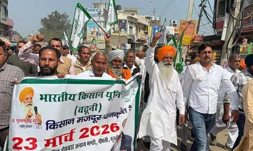 Yamunanagar में किसानों ने मोदी का पुतला जलाया