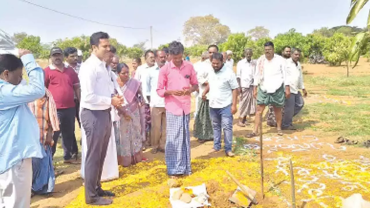 Andhra: कलेक्टर ने ‘माना पल्ले-माना नीरू’ कार्यों का निरीक्षण किया Andhra: कलेक्टर ने ‘माना पल्ले-माना नीरू’ कार्यों का निरीक्षण किया