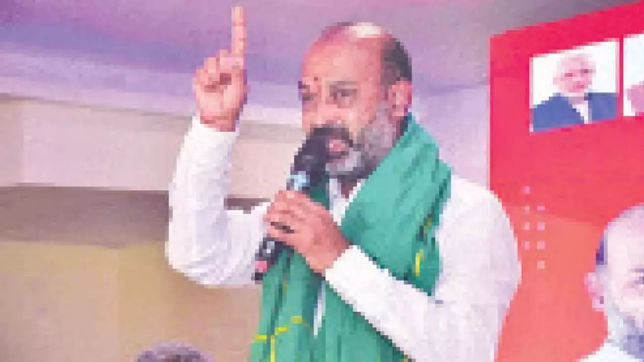 Telangana: बंदी संजय ने CM रेवंत को किसानों की समस्याएं बताईं Telangana: बंदी संजय ने CM रेवंत को किसानों की समस्याएं बताईं