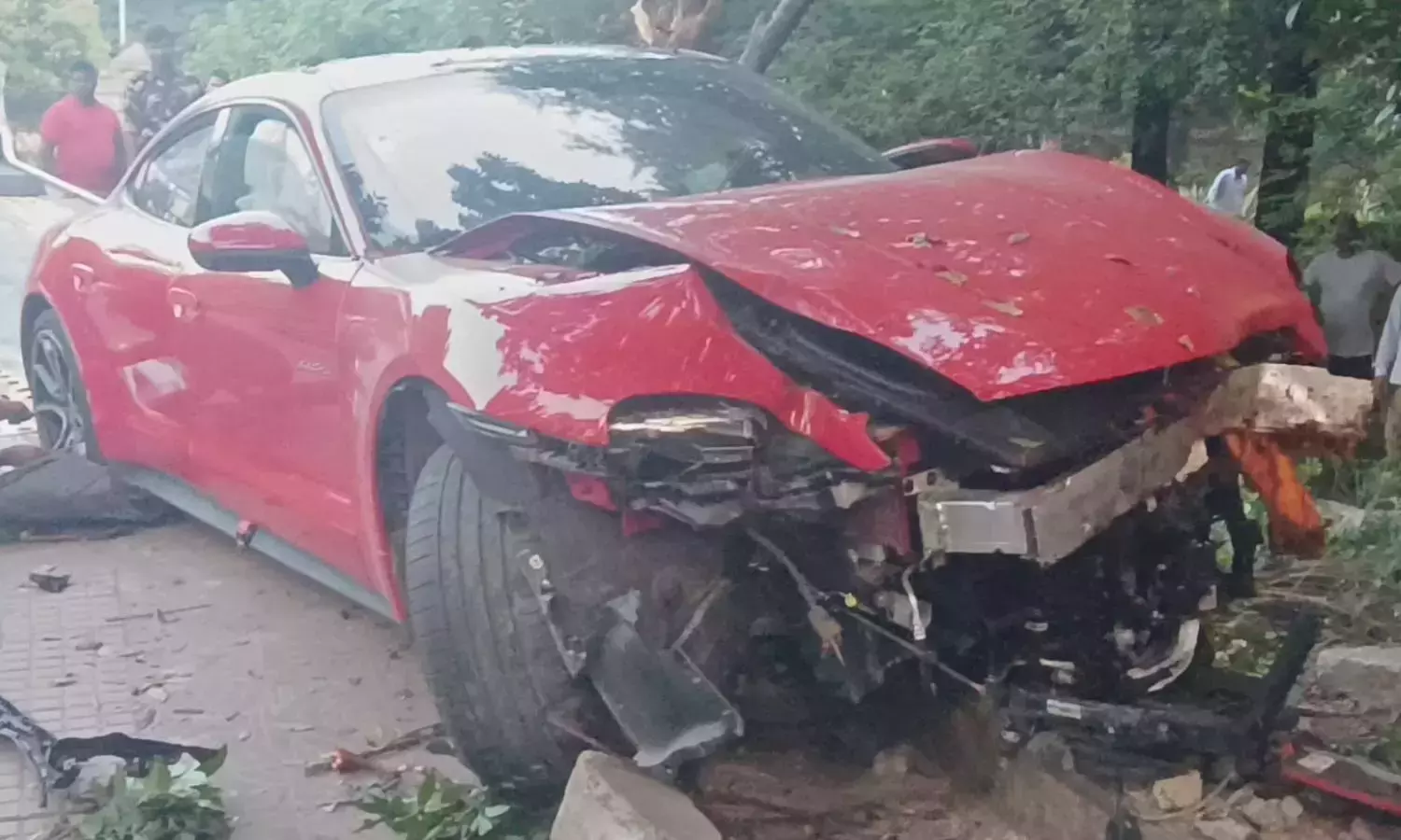 Hyderabad में हाई-एंड कार दुर्घटनाओं के पीछे की बहस Hyderabad में हाई-एंड कार दुर्घटनाओं के पीछे की बहस