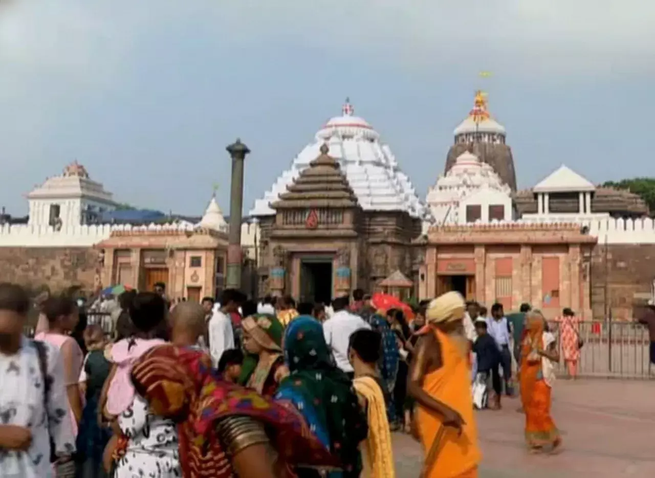 Puri: गोबिंद द्वादशी पर हजारों लोगों ने पुरी के समुद्र में पवित्र डुबकी लगाई