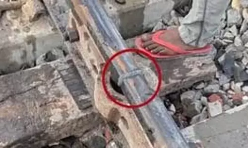 Bihar:टूटी पटरी से गुजरी इंटरसिटी एक्सप्रेस, बाल-बाल बचे यात्री Bihar:टूटी पटरी से गुजरी इंटरसिटी एक्सप्रेस, बाल-बाल बचे यात्री