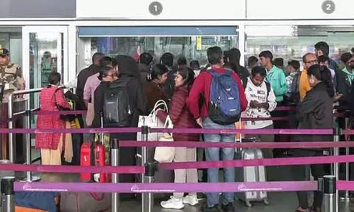 प्लेन दूसरे दिन भी नेपाल में लैंड नहीं कर पाया: Bengaluru एयरपोर्ट पर यात्रियों का विरोध प्लेन दूसरे दिन भी नेपाल में लैंड नहीं कर पाया: Bengaluru एयरपोर्ट पर यात्रियों का विरोध