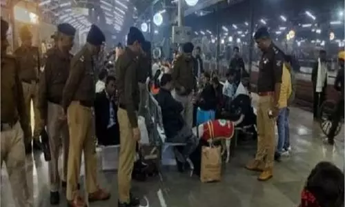 Kanpur: सेंट्रल रेलवे स्टेशन को बम से उड़ाने की धमकी, फैली दहशत Kanpur: सेंट्रल रेलवे स्टेशन को बम से उड़ाने की धमकी, फैली दहशत