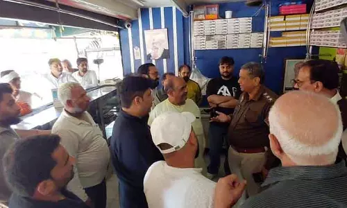 Hansi में दुकान मालिक से 50 लाख की रंगदारी मांगने के आरोप में 2 गिरफ्तार Hansi में दुकान मालिक से 50 लाख की रंगदारी मांगने के आरोप में 2 गिरफ्तार