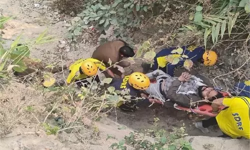 Uttarakhand:National Highway पर बाइक खाई में गिरी, मची अफरा-तफरी Uttarakhand:National Highway पर बाइक खाई में गिरी, मची अफरा-तफरी