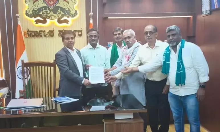 कार्यकर्ताओं ने एचडी कुमारस्वामी से KIOCL, वीआईएसएल को फिर से खड़ा करने के लिए कार्यकर्ताओं ने एचडी कुमारस्वामी से KIOCL, वीआईएसएल को फिर से खड़ा करने के लिए