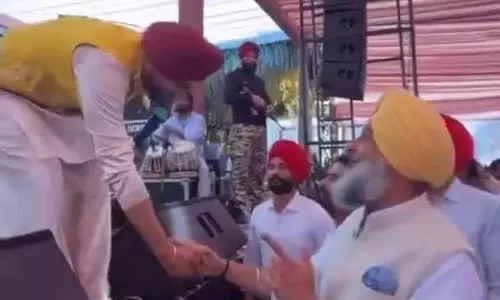 Punjabi singer Ranjit Bawa के साथ बिक्रम मजीठिया का हल्का-फुल्का पल वायरल Punjabi singer Ranjit Bawa के साथ बिक्रम मजीठिया का हल्का-फुल्का पल वायरल