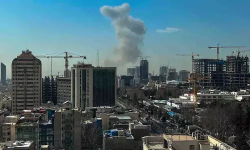 Israel-Iran War: अमेरिका-इजरायल ने ईरान पर एक साथ बोला हमला, ट्रंप का पहला बयान आया Israel-Iran War: अमेरिका-इजरायल ने ईरान पर एक साथ बोला हमला, ट्रंप का पहला बयान आया