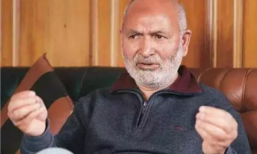 नईम अख्तर ने Bandipora के आग से प्रभावित व्यापारियों के साथ एकजुटता दिखाई