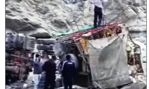 Ramban में ट्रक के खाई में गिरने से ड्राइवर की मौत, दूसरा गंभीर रूप से घायल