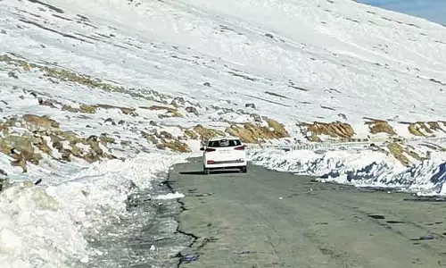 Mughal Road 5 हफ़्ते बंद रहने के बाद हल्के वाहनों के लिए फिर से खुला Mughal Road 5 हफ़्ते बंद रहने के बाद हल्के वाहनों के लिए फिर से खुला