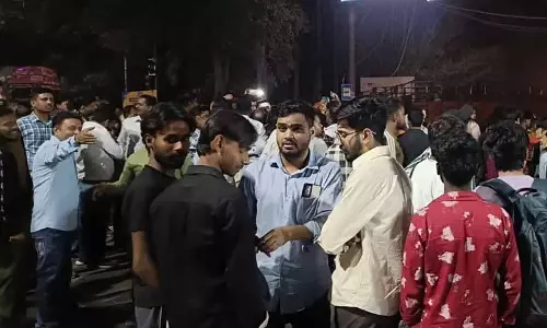 Jeevan Nagar में बदमाशों के हमले के विरोध में व्यापारियों ने सड़क जाम की, यातायात प्रभावित Jeevan Nagar में बदमाशों के हमले के विरोध में व्यापारियों ने सड़क जाम की, यातायात प्रभावित