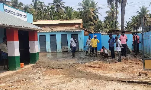 Gubbi : किट्टाडकुप्पे के गांववालों ने स्कूल परिसर में कंक्रीट डाला Gubbi : किट्टाडकुप्पे के गांववालों ने स्कूल परिसर में कंक्रीट डाला