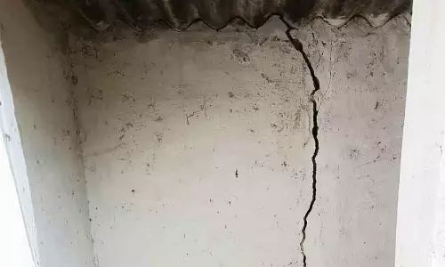 Koratagere : एक जर्जर आंगनवाड़ी में बच्चों की पढ़ाई Koratagere : एक जर्जर आंगनवाड़ी में बच्चों की पढ़ाई