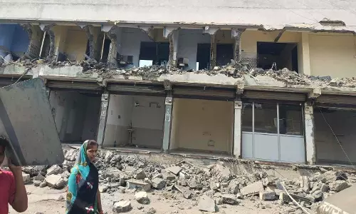 लालपुर में अवैध कॉम्प्लेक्स पर चला बुलडोजर, निगम ने शासकीय भूमि बताया लालपुर में अवैध कॉम्प्लेक्स पर चला बुलडोजर, निगम ने शासकीय भूमि बताया