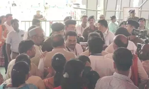 CM सुरक्षा के जवान और बीजेपी कार्यकर्ता बिल्हा में कार्यक्रम के दौरान भिड़ गए CM सुरक्षा के जवान और बीजेपी कार्यकर्ता बिल्हा में कार्यक्रम के दौरान भिड़ गए