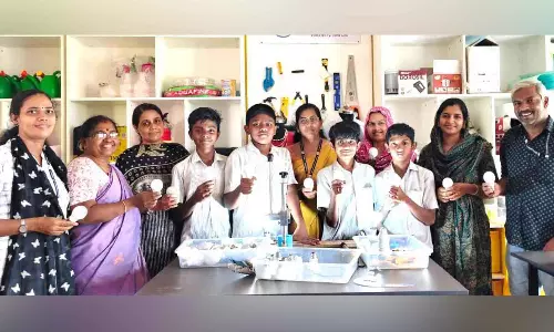 LED बल्ब बनाने में स्टूडेंट्स एक्टिवली शामिल हैं