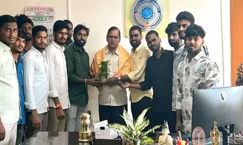 MGU रजिस्ट्रार को स्टूडेंट यूनियन लीडर्स ने सम्मानित किया MGU रजिस्ट्रार को स्टूडेंट यूनियन लीडर्स ने सम्मानित किया